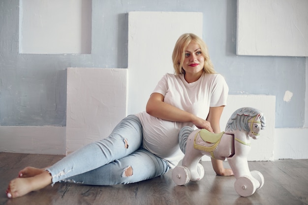 Jak radzić sobie z emocjami w okresie okołoporodowym: Praktyczne wskazówki dla przyszłych mam