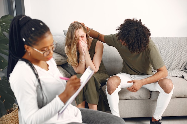 Jak rozpoznać, że nadszedł czas na konsultację z psychologiem w związku z objawami lękowymi?